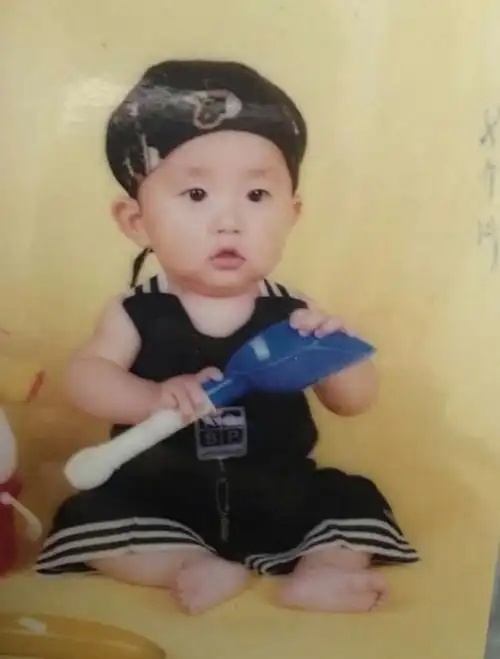 易烊千玺晒照:终于知道我的帅遗传谁了