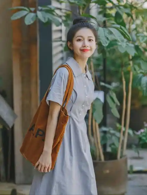 原创俏皮减龄装小姐姐高扎丸子头带着甜美的笑容美如初恋女友