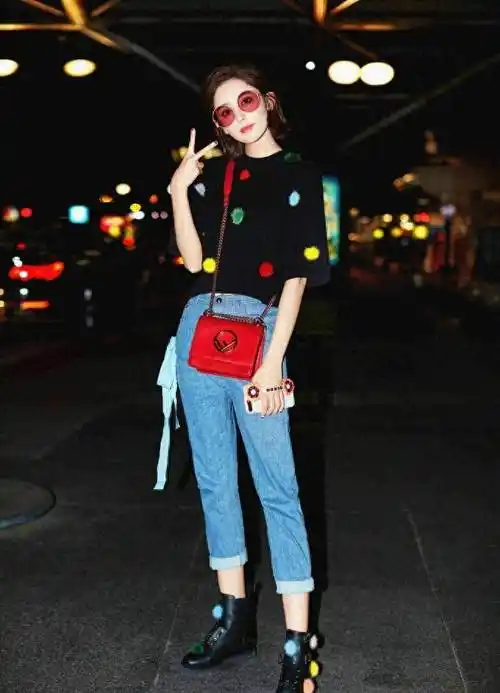 古力娜扎:活泼帅气,背带与牛仔裤的混搭,帅气又甜美的时尚魅力_元素