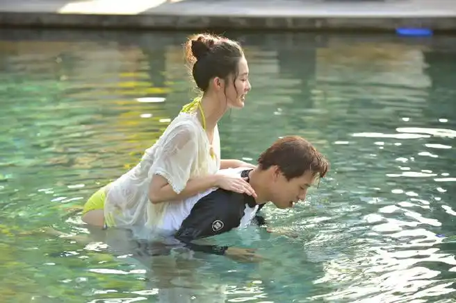 《我们相爱吧》第二季,魏大勋教李沁游泳片段