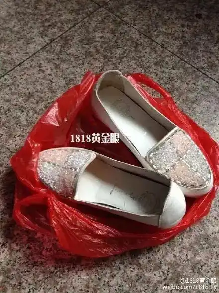 女子大巴上脱鞋睡觉 醒来鞋中发现鞋里有不明液体