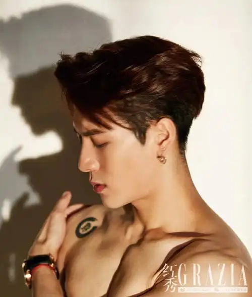 王嘉尔完美身材造型更出位