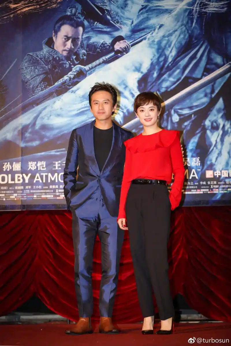 邓超孙俪机场秀恩爱,孙俪鞋子价格很意外!网友:娘娘太接地气