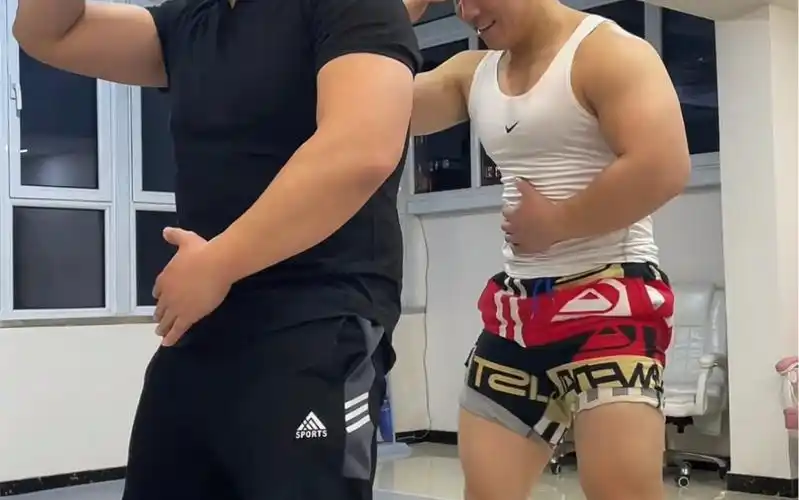 肌肉男学习顶胯舞