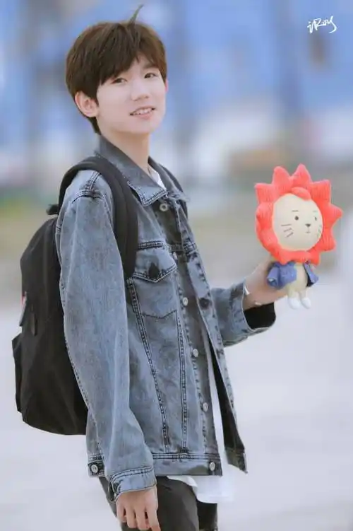 王源带莱阳踏青露出干净微笑莱阳打扮让粉丝笑话刚哥