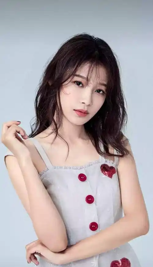 董子健一拖再拖,如今孙怡都29岁了,这个年龄结婚的明星,也已经很多了