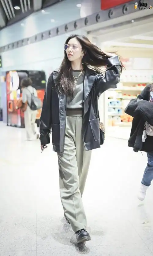 明星都爱的皮衣穿搭,get这4种基础搭配风格,做高甜飒爽仙女