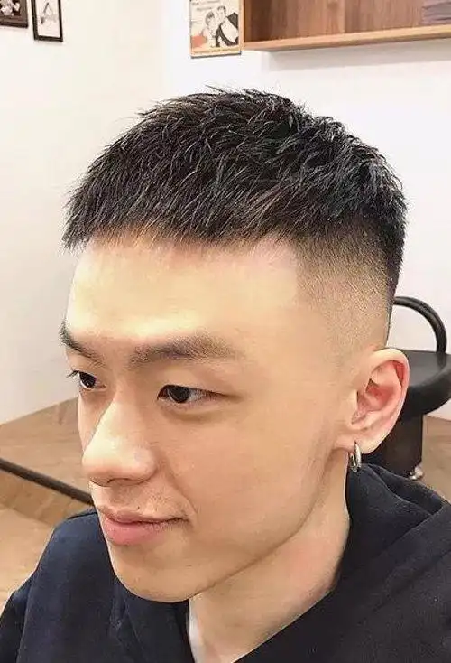 首页 男生发型 男生短发 发际线高男生剃帅短发造型 颜值度翻一倍的