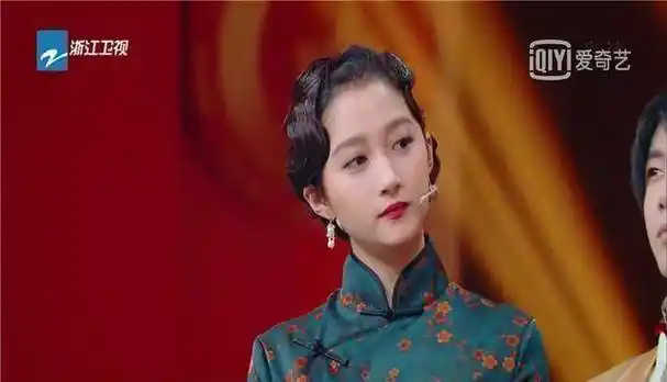 原创关晓彤和杨颖舞台旗袍造型pk杨颖虽老但气质却完美