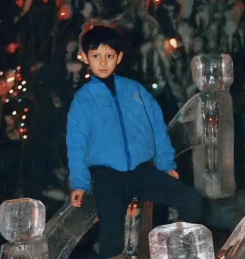 张予曦童年照曝光,五官可爱宛如洋娃娃,有没有整容很明显_时候