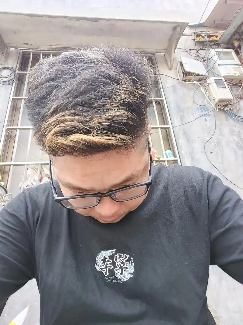 白发越来越多 #80后男人 染这个头发怎么样#头型得支棱起 - 抖音