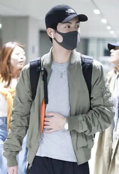 曾舜晞好会穿飞行夹克搭运动裤走机场一身休闲装帅气十足