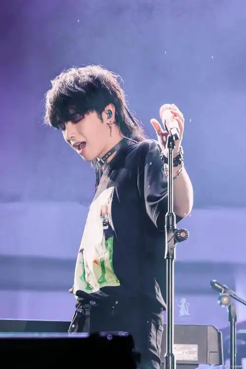 华晨宇最新自拍亮相卷毛狼尾发型化身摇滚小狼崽