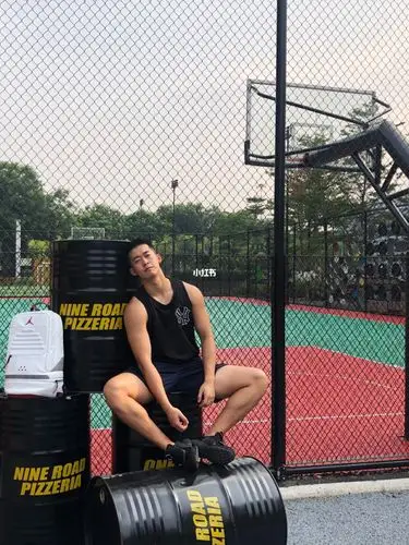 介绍一个身高192100kg的篮球生