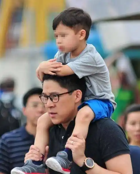 原创霍启刚带儿子出游打扮朴素似路人7岁霍中曦身高猛长颜值高