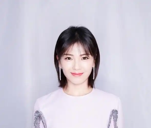 刘涛终于换新发型,温柔知性又减龄十足,衣品好到没话说!__财经头条