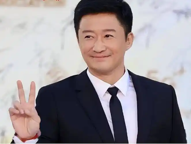 吴京与圈内大佬聚餐,海鲜摆满一桌,张涵予包房霸气抽雪茄!