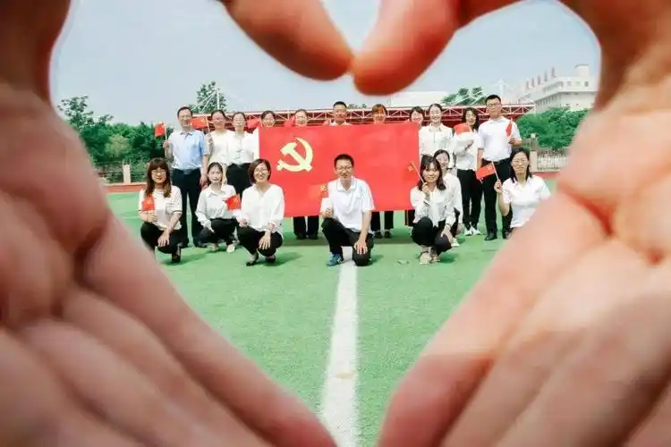 垦利职业中专开展我与党旗合个影活动