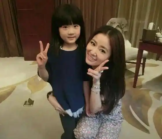 原创难得一见林心如一家三口出镜林心如生完宝宝增添了几分优雅