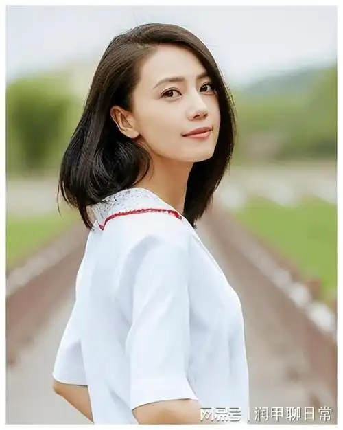 高圆圆赵又廷游玩时秀恩爱夫妇陪女儿荡秋千家庭场面温馨动人