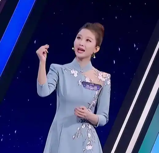 新晋央视女主持刘心悦惊艳全场,吸睛"漫画腿"实力晋级引期待_比赛