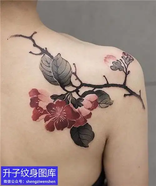 美女肩膀彩色水墨花纹身图案