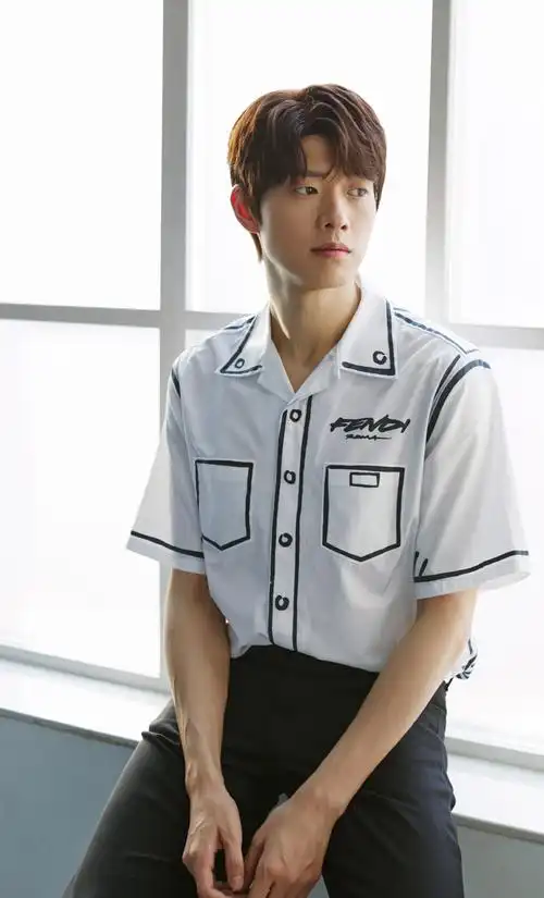 简介:魏大勋涂鸦衬衫帅气写真图片,分享一组魏大勋图片给大家,图中的