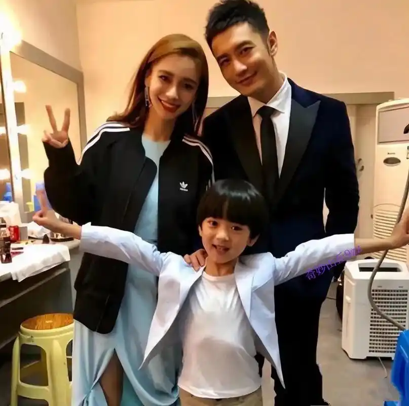 这是黄晓明与杨颖和儿子小海绵的合影.