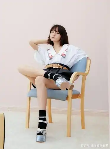 文淇翻领上衣配皮裤,踩15厘米厚底条纹鞋,跷二郎腿气场炸裂