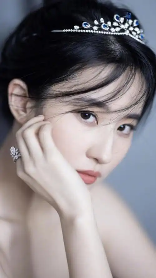 刘亦菲深v亮钻雾蓝纱裙诱人写真