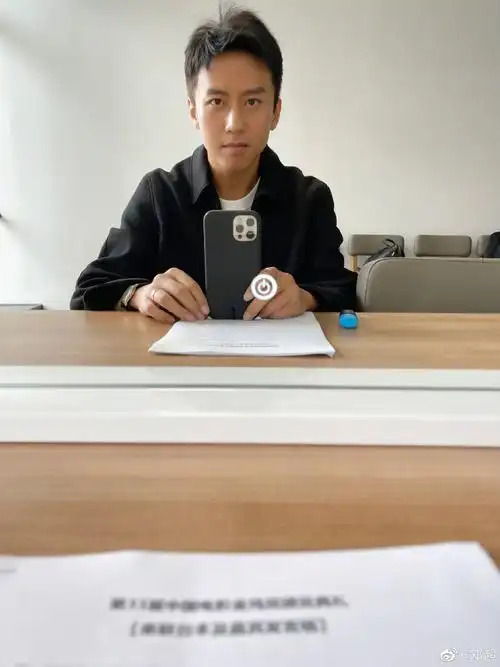 邓超自拍是不是开缩头了?