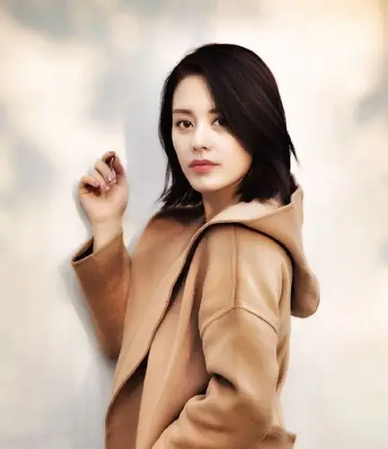 王力可柔美轻盈的气质青春的色彩在她身上显得格外的绚烂