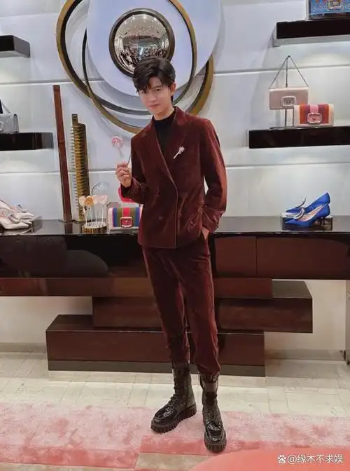 178cm任嘉伦出席活动穿5cm增高鞋仍瘦小听不懂英文太尴尬