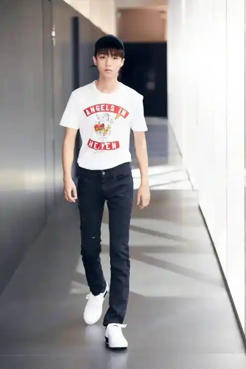 王俊凯路人视角下腿真的好长好细还会被误认成女生