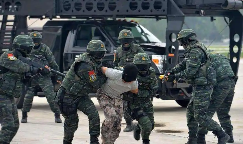 特种警察(反恐,抓捕火力强大罪犯的人员)_尚可名片
