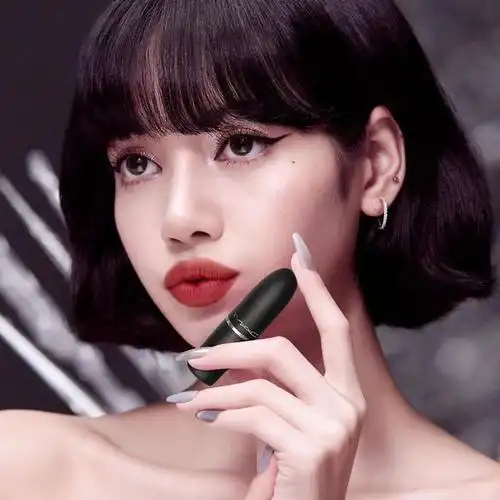 从混血芭比到东南亚"硬汉",lisa染黑发后,被指颜值跌落神坛