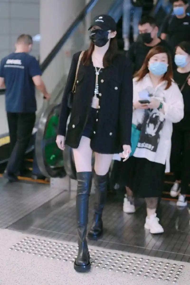 关晓彤提名金鹰女神后现身穿黑衣干练飒爽踩过膝靴超模腿抢镜