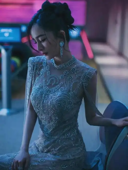 杨幂身穿闪钻礼服裙优雅又性感