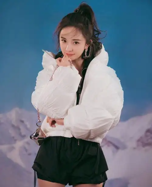 杨幂穿搭很有眼力见,肤白貌美显气质