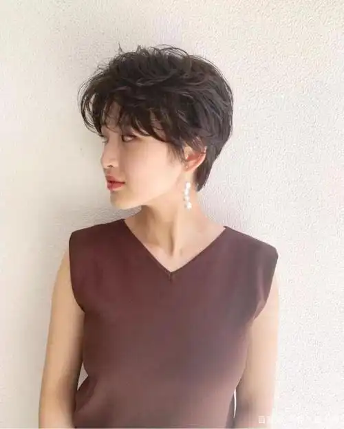 一款短发烫发, 发量多的妹子刘海可以厚一点, 一点不影响发型的美感哦