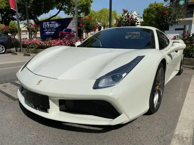 白色的法拉利488最优雅的样子