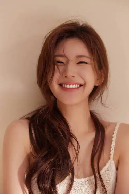 赵露思正脸四连拍美照可爱俏皮露灿烂甜笑好治愈