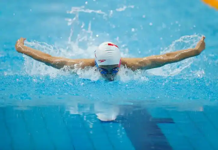 游泳——中学组女子100米蝶泳赛况_腾讯新闻