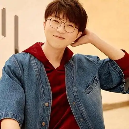 毛不易手伤严重,吃饭上厕所都要助理帮忙,张绍刚老师暖心陪伴