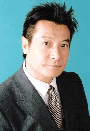 五十年代初期生于香港,其父亲陈直康为编剧兼副导演,在父亲的影响下