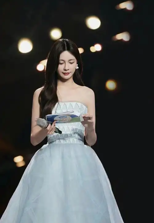 她比较放得开,性格又好,非常会活跃气氛,再加上沈梦辰是科班出身,身高