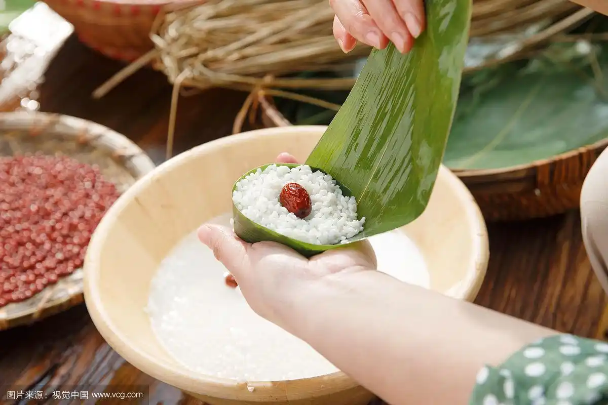 中年女人在包粽子