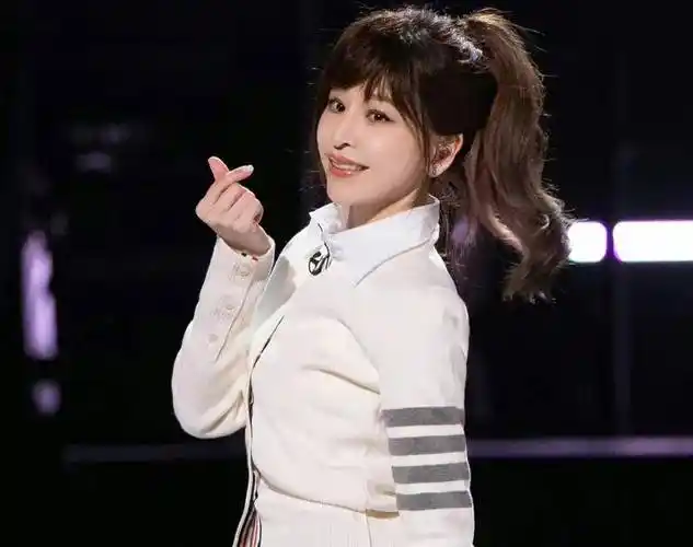 王心凌唱歌被彩带封口!笑称"不准发出去"!神反应化解尴尬!