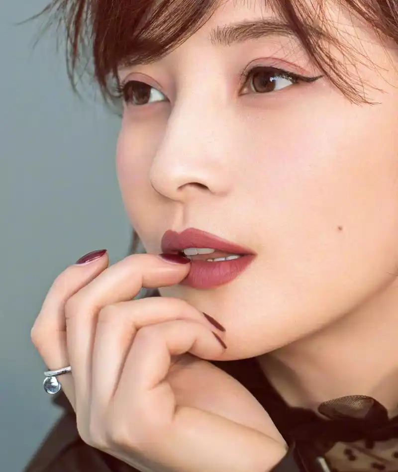 昔日古装女神蒋勤勤容颜不老,时装红唇诱惑不输当红小花