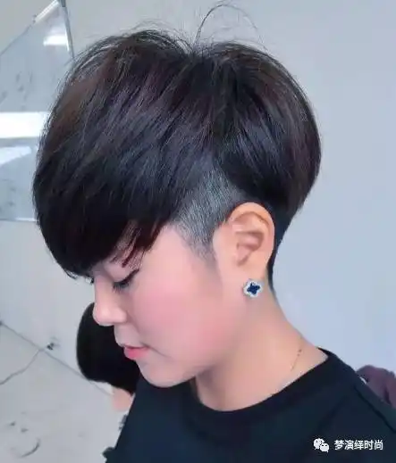2017流行"剃一边短发"